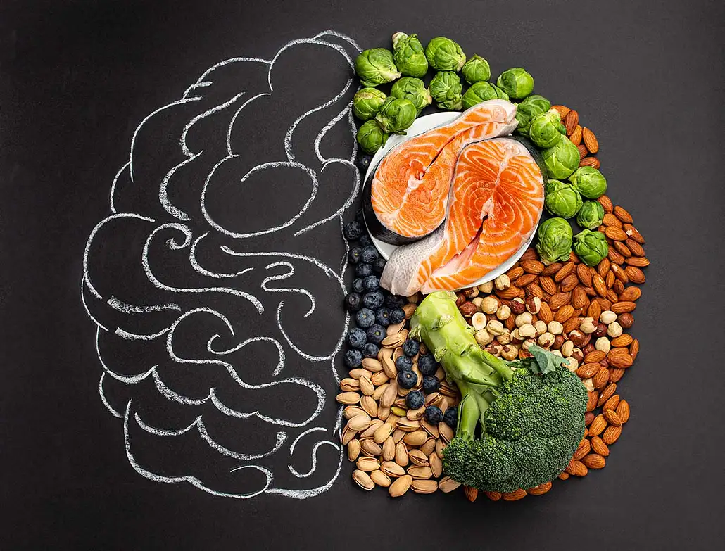 Plan alimentaire avec moitié de cerveau et moitié nourriture santé